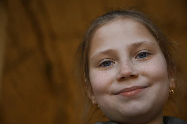 Portret Małej Słodkiej Uśmiechniętej Dziewczynki Zbliżenie — Zdjęcie stockowe