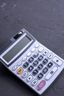 Beton zemin zemininde hesap makinesi var. Üst Manzara. Boşluğu kopyala