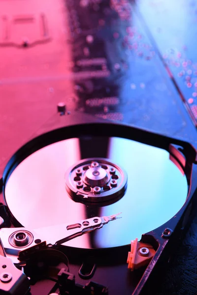 コンピュータのハードディスクドライブのHdd 回路基板上のSsd マザーボードの背景 接近中だ 赤青の照明で — ストック写真