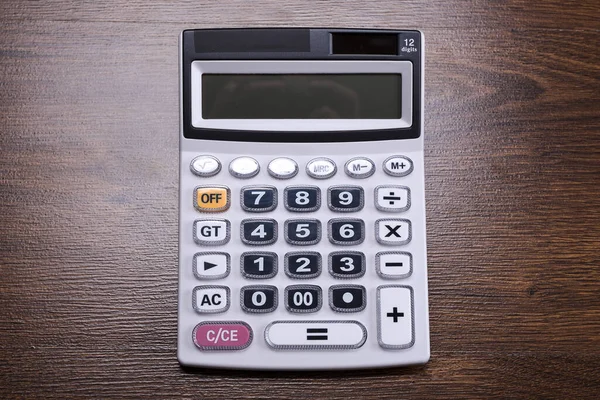 Ahşap zemin üzerinde hesap makinesi tuş takımı. Üst Manzara. Boşluğu kopyala