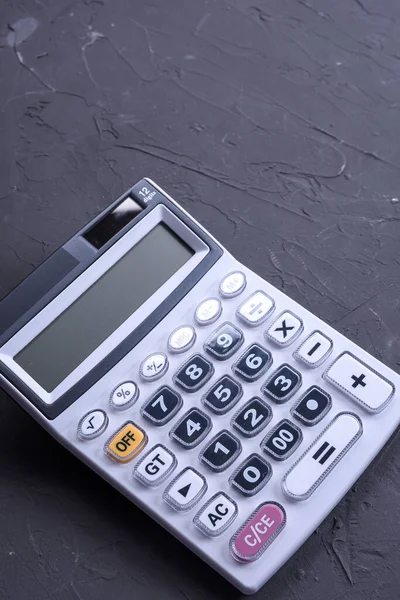 Beton zemin zemininde hesap makinesi var. Üst Manzara. Boşluğu kopyala