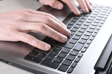 Bir erkeğin dizüstü bilgisayarında klavyeye yakın çekim