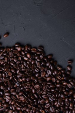 Kahve fincanı ve fasulye eski gri mutfak betonu, kaya masası. Metniniz için metin alanı olan en üstteki görünüm