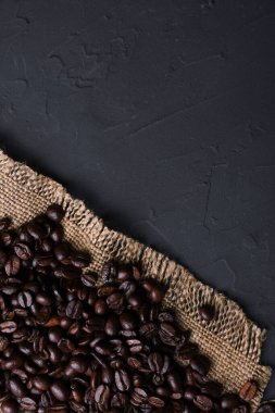 Kahve fincanı ve fasulye eski gri mutfak betonu, kaya masası. Metniniz için metin alanı olan en üstteki görünüm