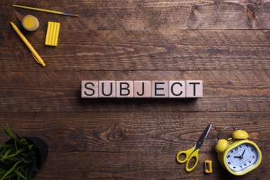 Tahta küpler içinde kelime konusu, eğitim, gelişim ve ahşap arka planda eğitim konularında engeller. Üst Manzara. Metin için yer