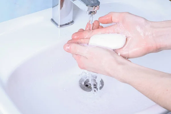 Handen Wassen Gootsteen Wrijven Met Zeep Man Voor Corona Virus — Stockfoto