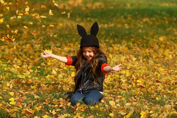 Adorabile bambina con foglie autunnali nel parco di bellezza. — Foto Stock
