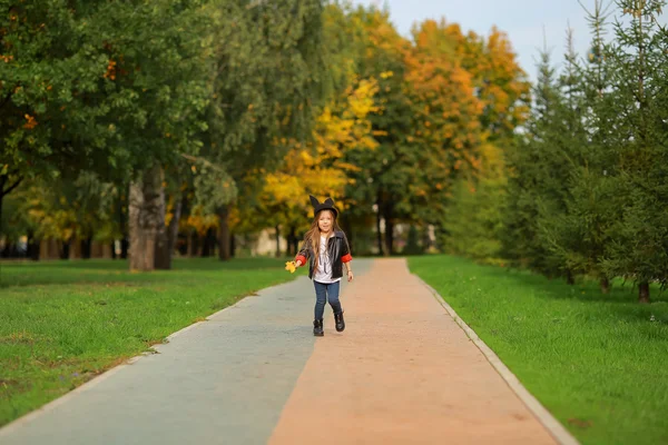 Счастливая маленькая девочка, гуляющая в парке . — стоковое фото