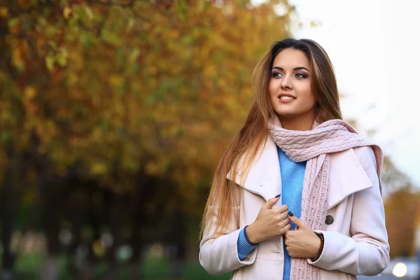 Junge Frau lächelt und fallen gelben Ahorn Garten Hintergrund. Freiraum — Stockfoto