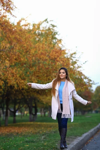 Il concetto di street fashion. Giovane bella modella in città. Bella donna sorridente. Dinamicamente giovane ragazza cammina per la strada . — Foto Stock