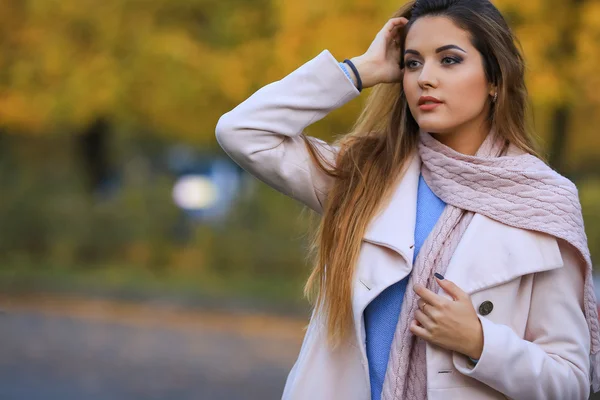 Junge Frau mit Herbstblättern in der Hand und Herbst gelben Ahorn Garten Hintergrund — Stockfoto