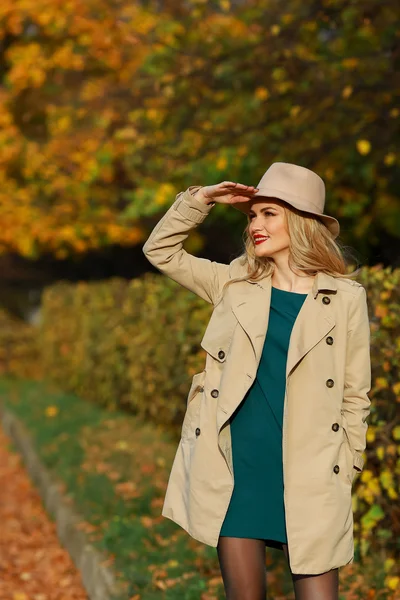 Bella donna guarda in lontananza nel parco di autunno — Foto Stock