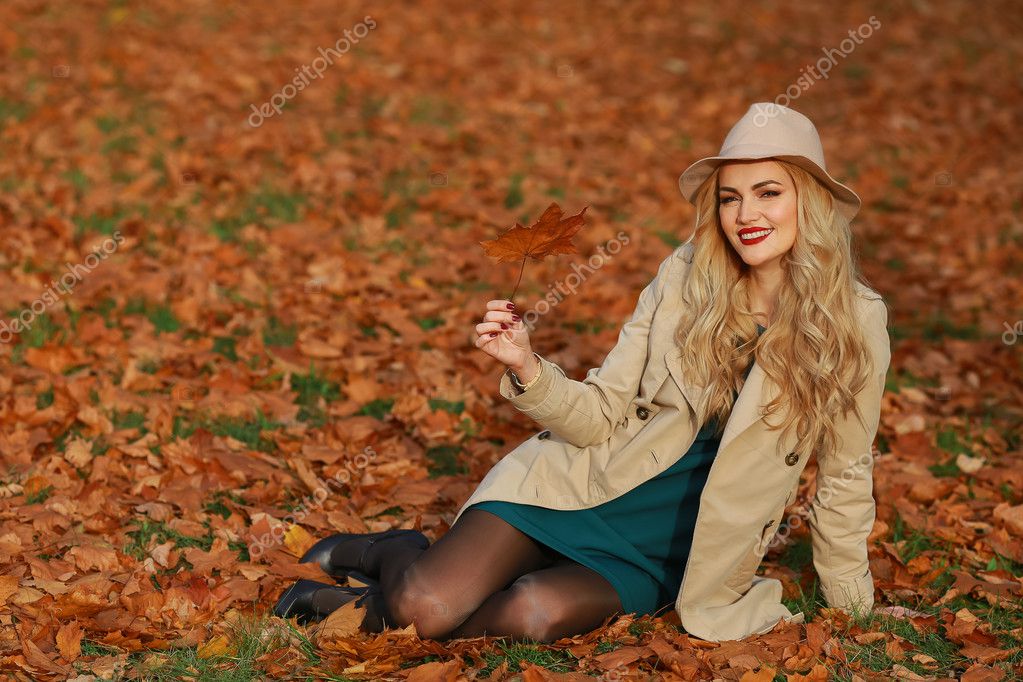 Фото В Пальто На Улице Осенью