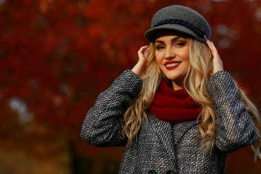 yolda ve alma selfie ile smartphone sonbahar Park'ta güzel bir kadın oturur