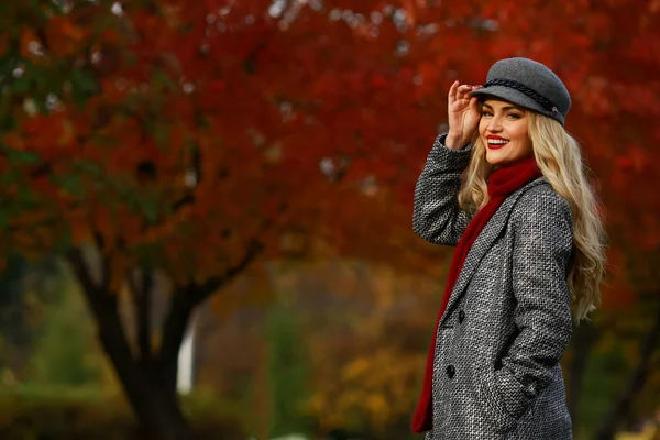 Bella donna sorridente nel parco autunnale — Foto Stock