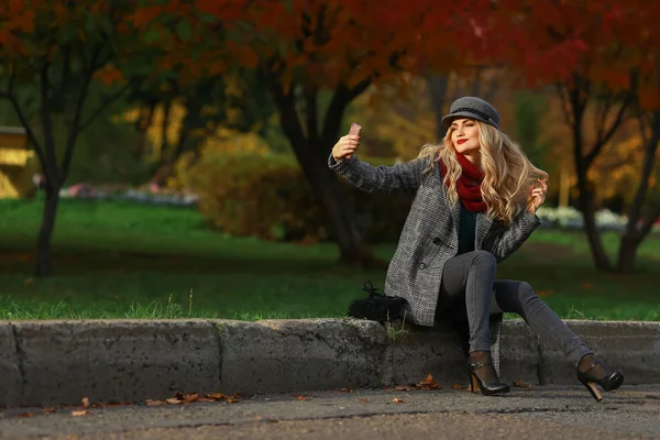 Hübsches Mädchen beim Selfie im Herbstpark. instagram — Stockfoto