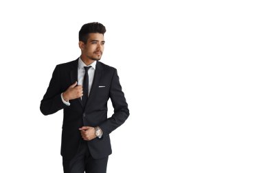 Beyaz bir arka plan üzerinde izole yakışıklı gülümseyen iş adamı. kopya alanı