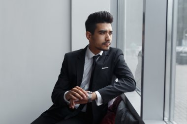 İşadamı kafede oturur ve pencereden görünüyor 