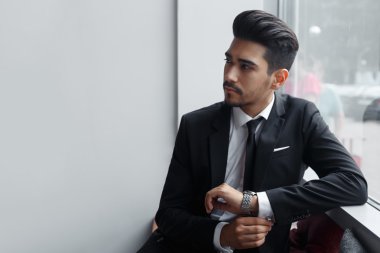 İşadamı kafede oturur ve bekler. kopya alanı