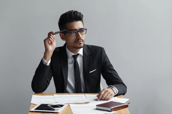 Uomo d'affari a pensare a qualcosa — Foto Stock