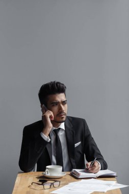 Telefon ofis kafede üzerinde konuşan bir güzel başarılı adam