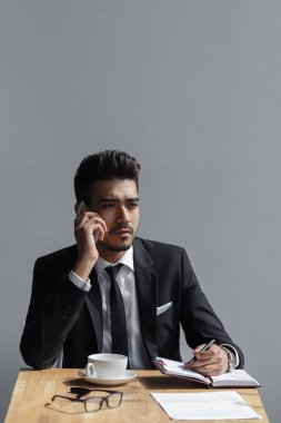 Telefon ofis kafede üzerinde konuşan bir güzel başarılı adam