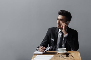 telefon ofis kafede konuşurken iş adamı. kopya alanı