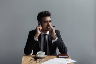 Telefon ofis kafede üzerinde konuşan bir güzel başarılı adam