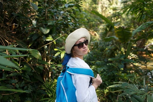 Viajero joven con mochila en la selva. Concepto de descubrimiento. Viajes — Foto de Stock