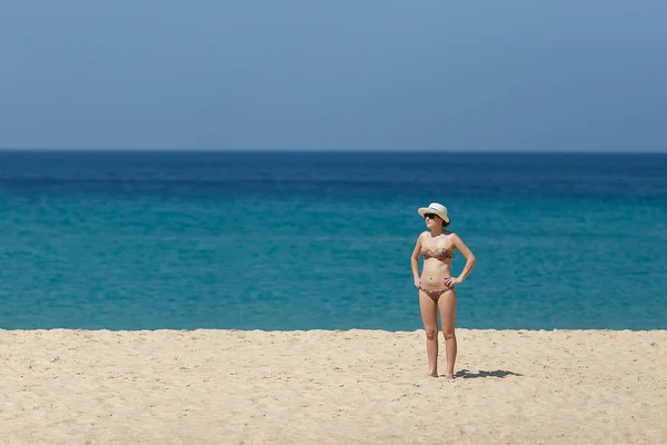 Mujeres hermosas jóvenes en la soleada playa tropical en bikini. espacio de copia — Foto de Stock