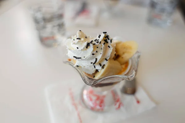 Banana split y helado de helado de helado en la cafetería —  Fotos de Stock
