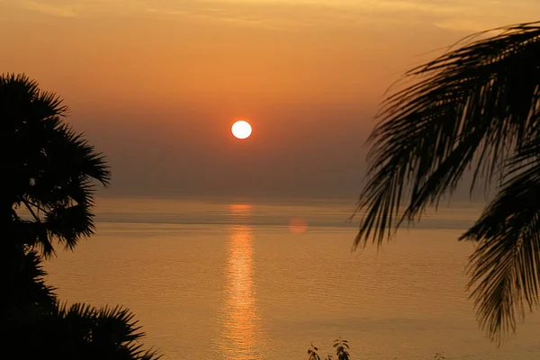 Bela paisagem escaldante do por do sol no mar e no céu alaranjado acima dele com sol impressionante reflexão dourada em ondas calmas como um fundo. Vista incrível do pôr do sol de verão na praia. Tailândia — Fotografia de Stock