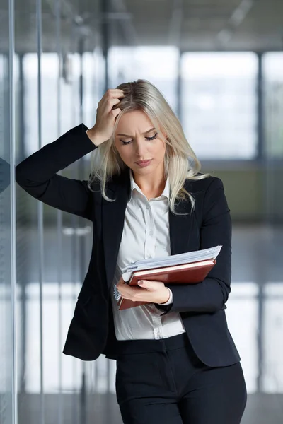 Schöne junge Geschäftsfrau wütend und suchen Dokumente im Büro. — Stockfoto