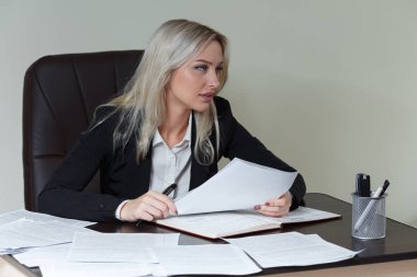 güzel iş kadını onun Ofis Masası belgelerle çalışma