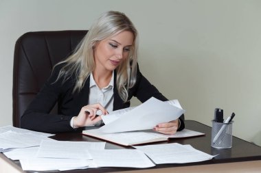 güzel gülümseyen iş kadın onun Ofis Masası belgelerle çalışma