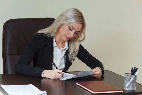 Деловая женщина подписывает договор или документ в офисе — стоковое фото