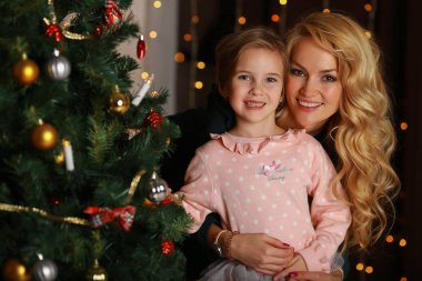 Anne ve kızı Noel ağacı yakınındaki. Noel kavramı.