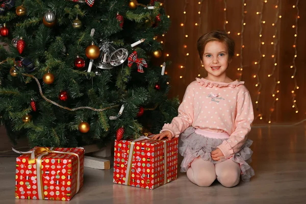 Chica feliz con caja de regalo mirando a la cámara . — Foto de Stock