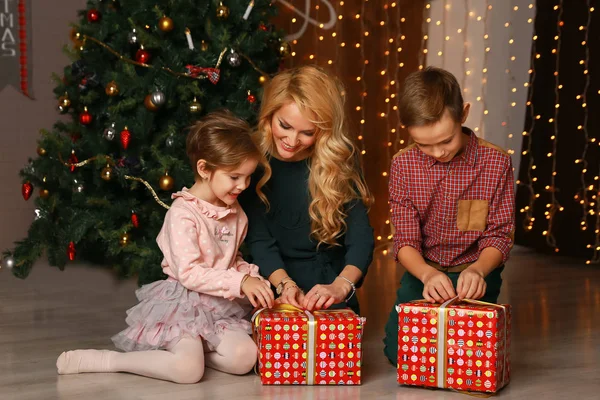 Feliz animado pais olhando como filha abertura xmas presente . — Fotografia de Stock