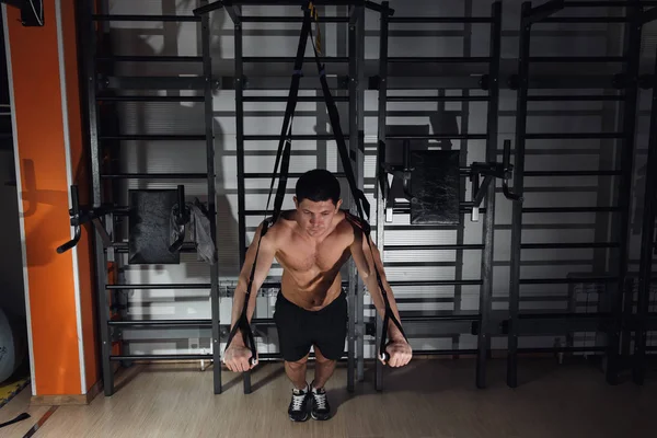 Crossfit fitness TRX push ups homem treino no ginásio . — Fotografia de Stock