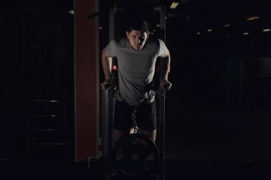 Paralel Çubuklar üzerinde yapıyor spor salonunda egzersiz kas vücut geliştirmeci.