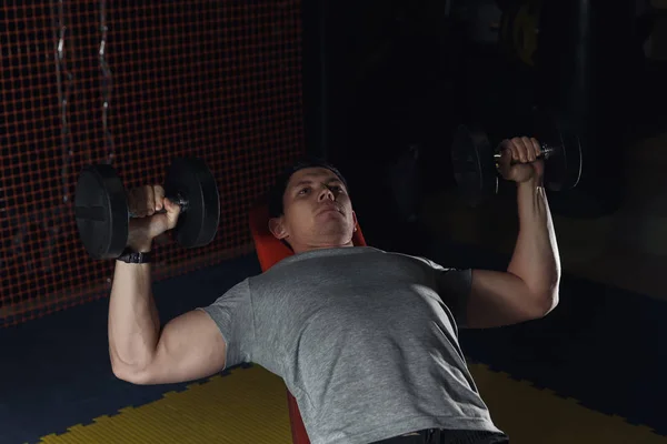 成熟的男人做哑铃倾斜凳锻炼在健身房. — 图库照片
