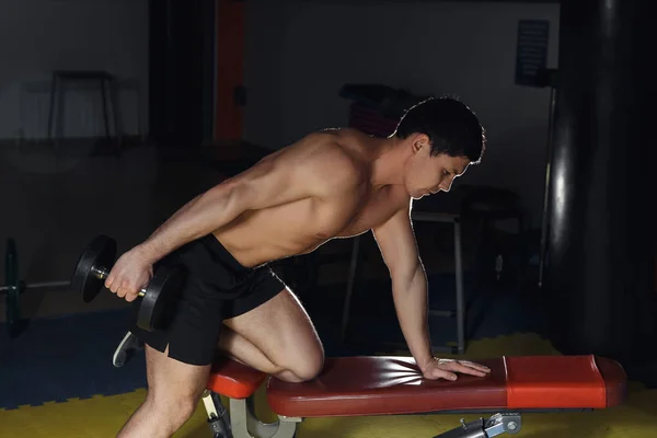 Svalnatý muž pracuje v tělocvičně dělá cvičení s činkami na triceps, silný muž nahý trup abs. — Stock fotografie