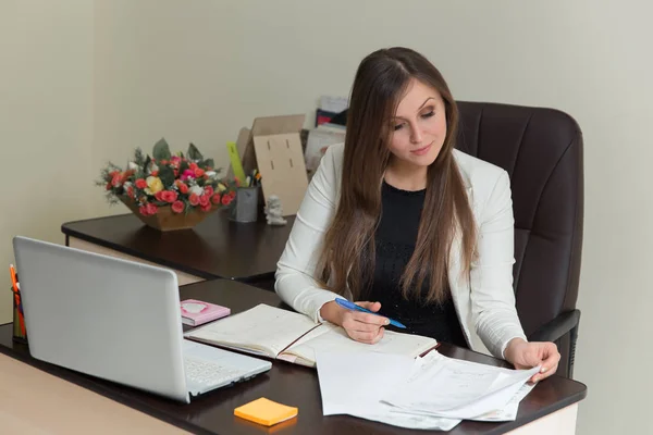 Wanita pengusaha cantik yang bekerja dengan dokumen di kantor, tempat kerja . — Stok Foto