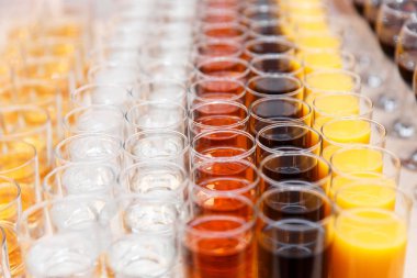 Alkolsüz içecek bir ziyafet için hazır çok sayıda atış yukarıdan.