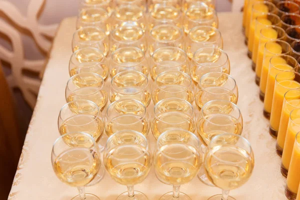 Muchas copas de vino blanco listo para un banquete . —  Fotos de Stock