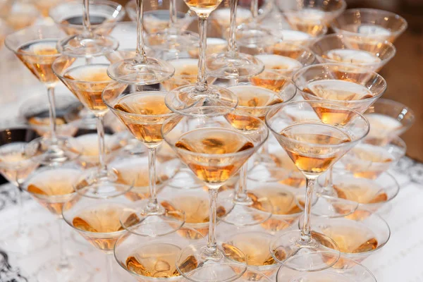 Pirámide de champán en evento, fiesta o banquete . —  Fotos de Stock