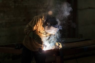 Fabrikadaki sanayi işçisi kaynaklarını kapatıyor..