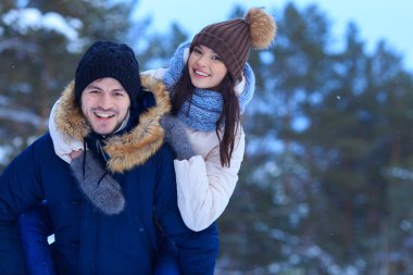 Aşık güzel genç çiftin mutluluğu 