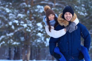 Genç çift soğuk havada yürüyüş